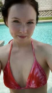 Molly Quinn, looking hot in a bikini - 9GAG.