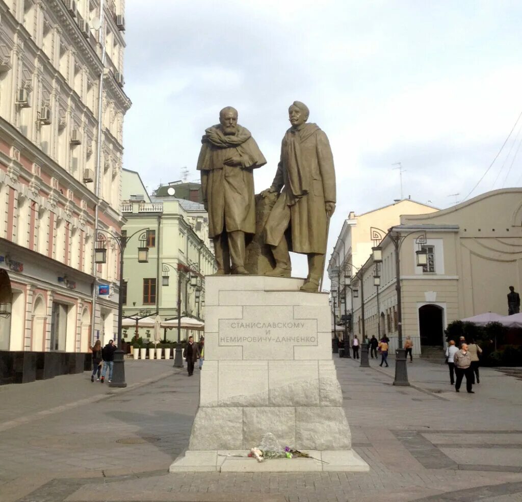 Памятник прокофьеву в москве. Памятник чехову в камергерском переулке в москве. Камергерский переулок памятник станиславскому и немировичу. Памятник немировичу-данченко камергерский переулок. Камергерский переулок москва памятники.