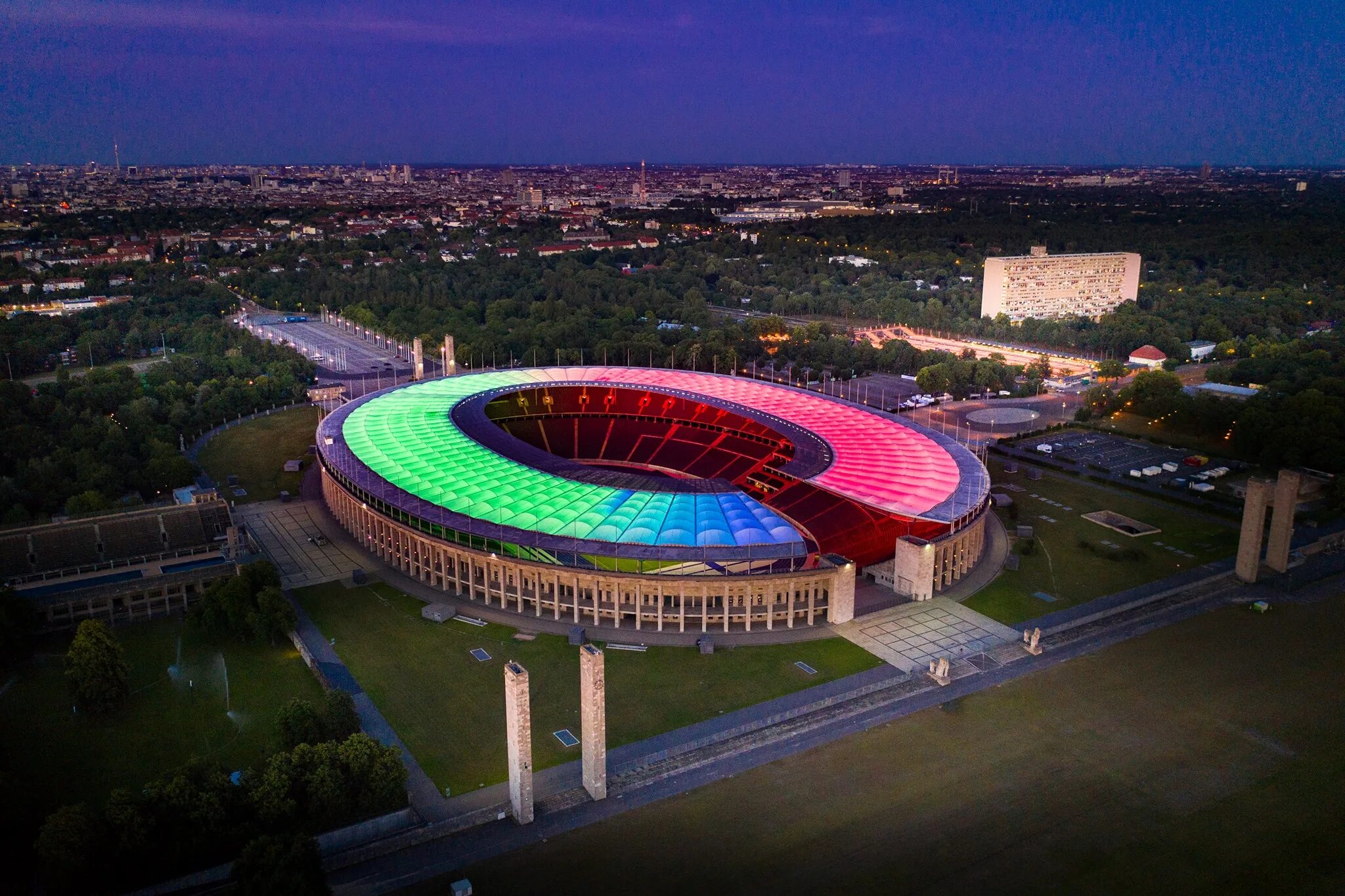 Olympic stadium. Стадион Олимпиаштадион Берлин. Стадион Олимпия Берлин. Стадион Герта Берлин. Олимпийский стадион в Берлине 1936.