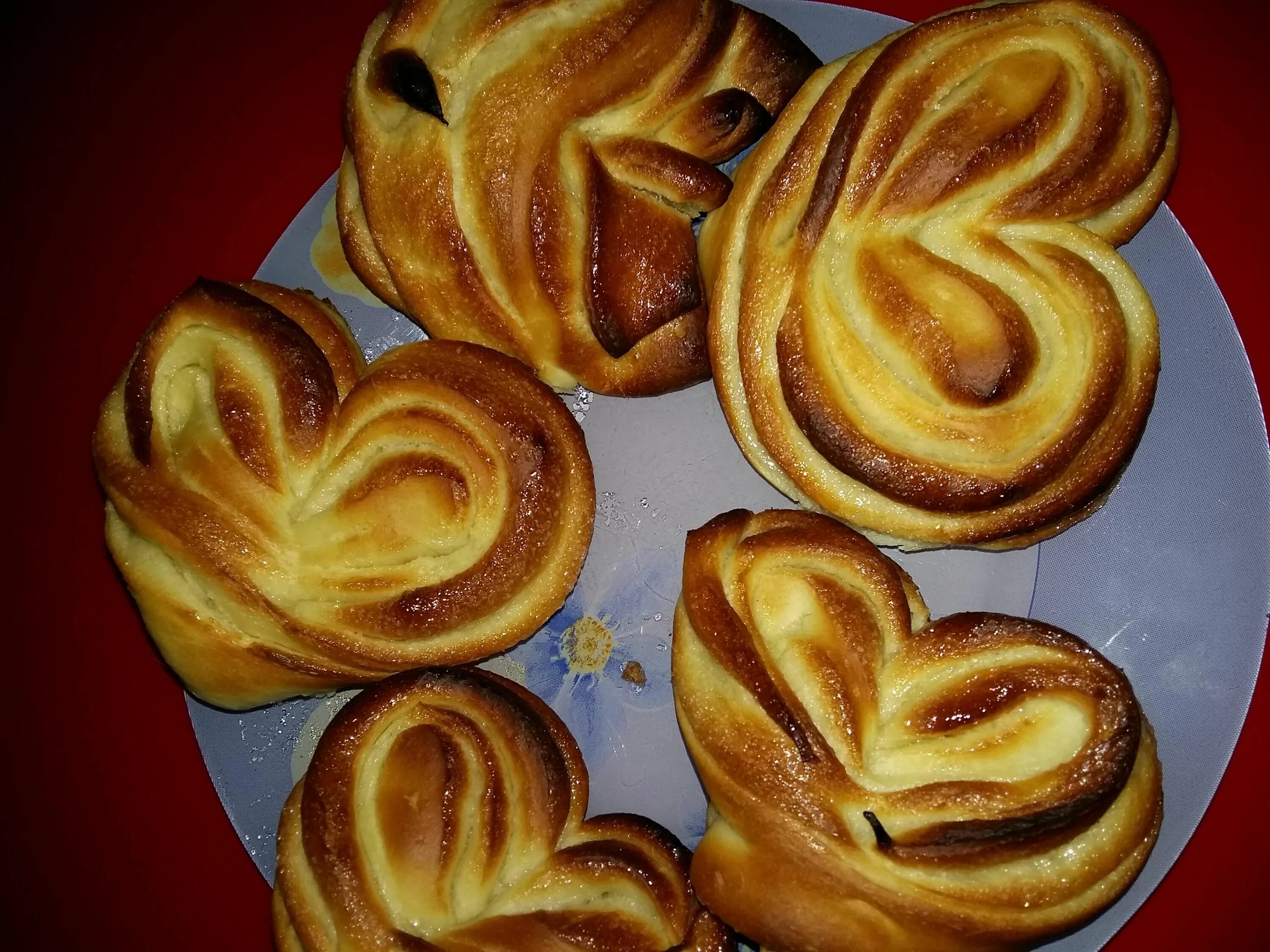Как сделать из теста плюшки с сахаром. Булочки сердечки. плюшки сердечки с сахаром. формы булочек с сахаром. булочка в форме сердечка.
