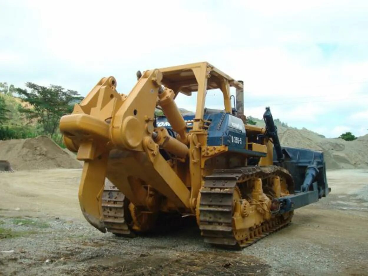 Кузня комацу нет монголов. Бульдозер комацу d355a. коматсу 355. komatsu 355 бульдозер. комацу 455 бульдозер.