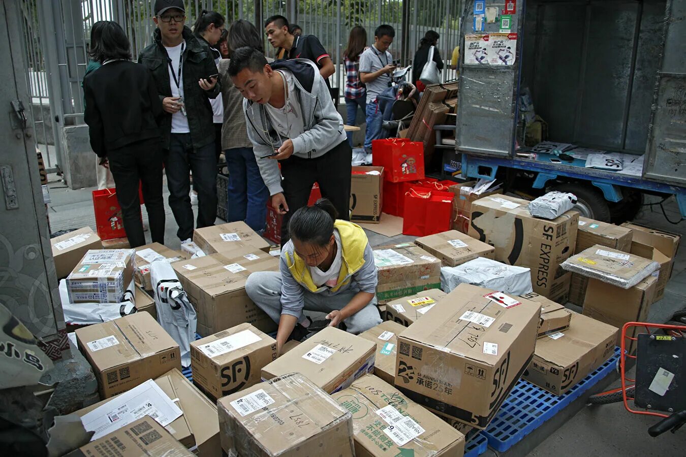 завал посылок в китае. китай почта товары. китайская посылка. куча посылок на складе. китай почта завал.