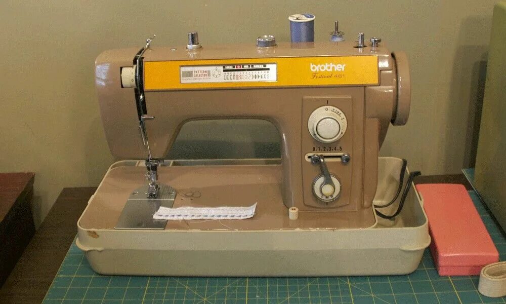 Швейная машинка для кукол