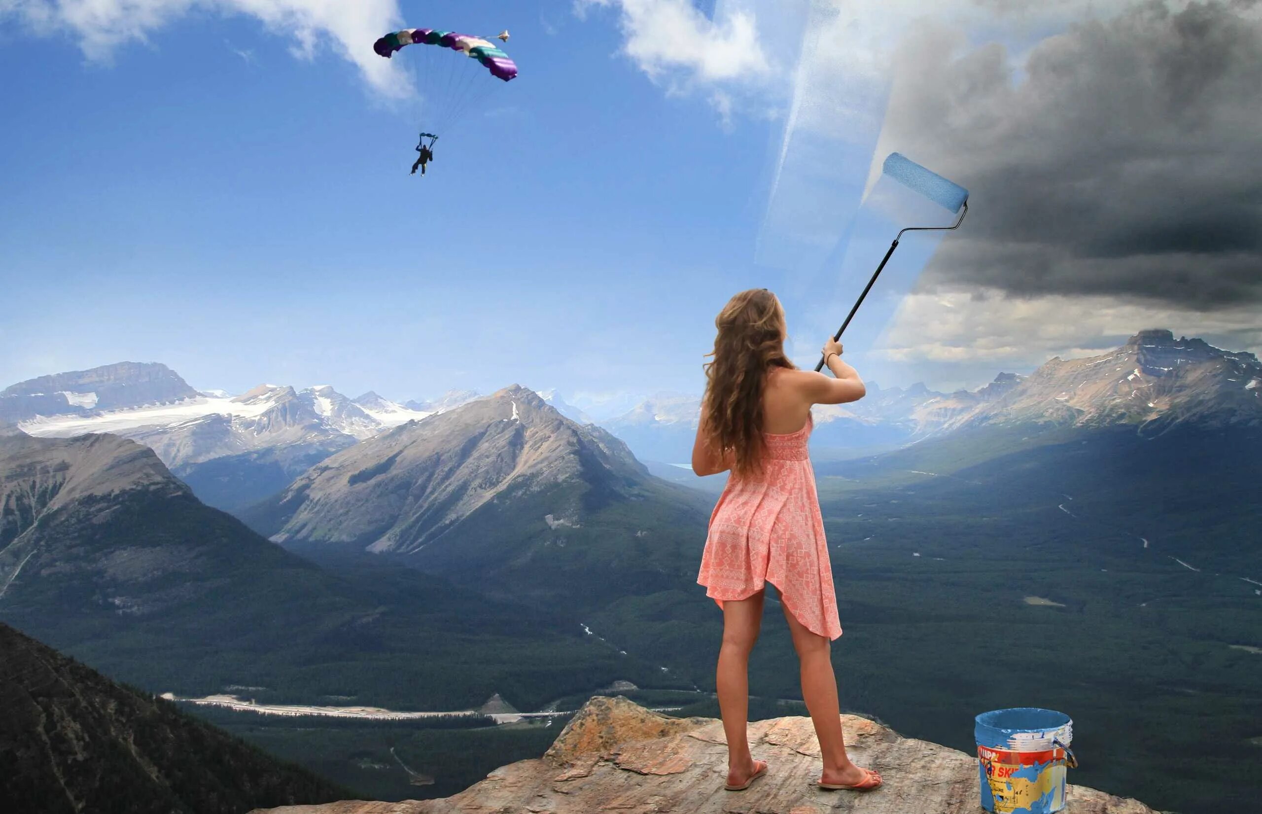 Постепенно измениться. Счастливая девушка в горах. Девушка путешествует. Вдохновение горы. Радость в горах.