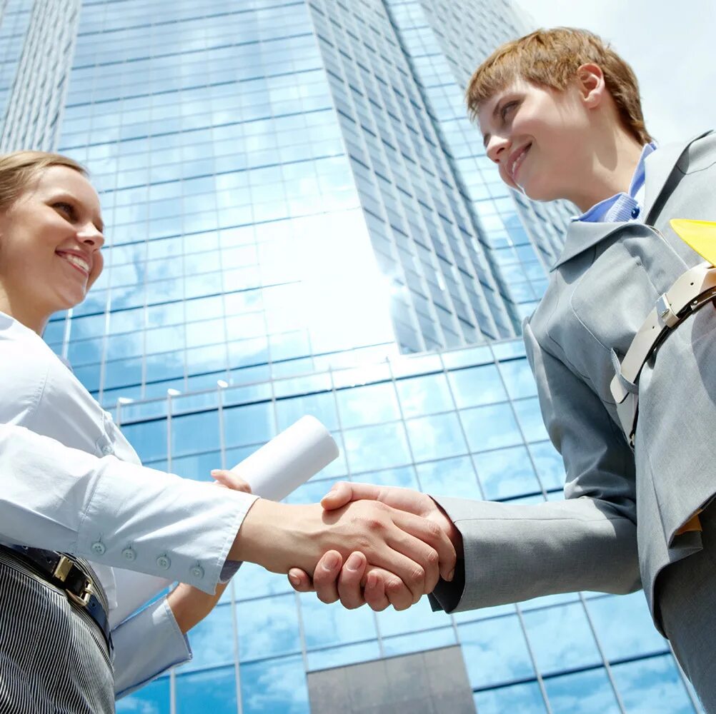 Задумчивый человек женщина. Looking up account. Looking up account. Девушка в очках смотрит вверх. Фото девушка в очках смотрит вверх.