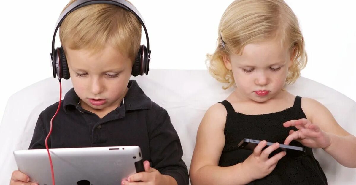 Малыши играют в телефон. Дошкольники и гаджеты. Компьютерные игры для детей. Компьютер для детей. Современные дошкольники с гаждетами.