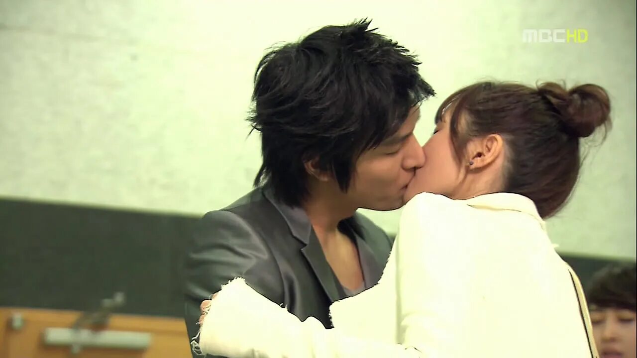 дворец дорама поцелуй. дорамы где парень смеется над девушкой. безнадежная любовь дорама поцелуй. дорамы где парень смеется над девушкой. корейские сериалы про любовь.