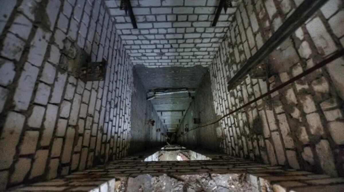 Лифт спускающий в шахту 5. Шахта лифта. лифтовая шахта. старые лифтовые шахты. шахта лифта на стройке.
