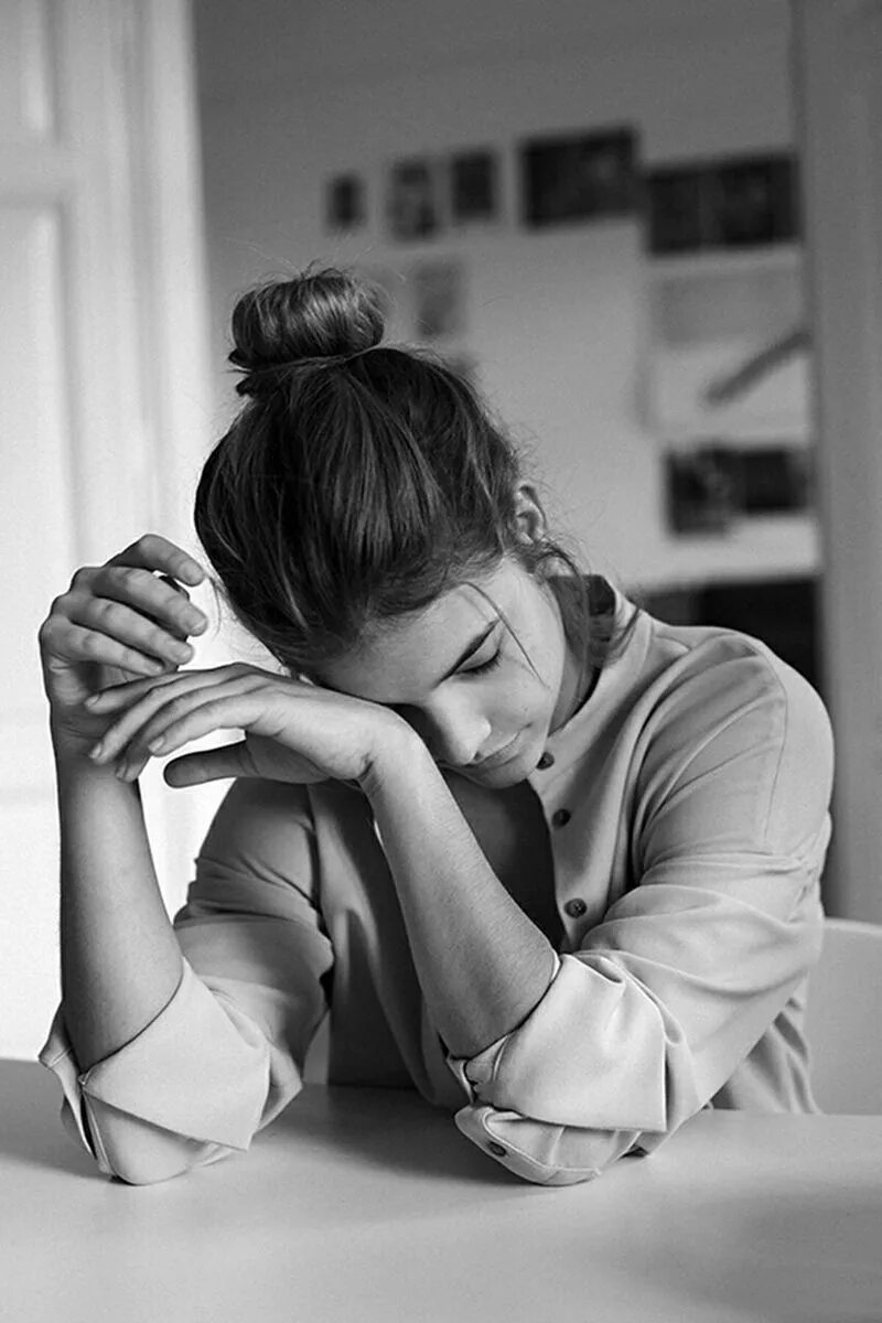 Несчастье быть женщиной. Чувства в живописи. Обида живопись. Цитаты про ангела хранителя. Обиженная девушка.