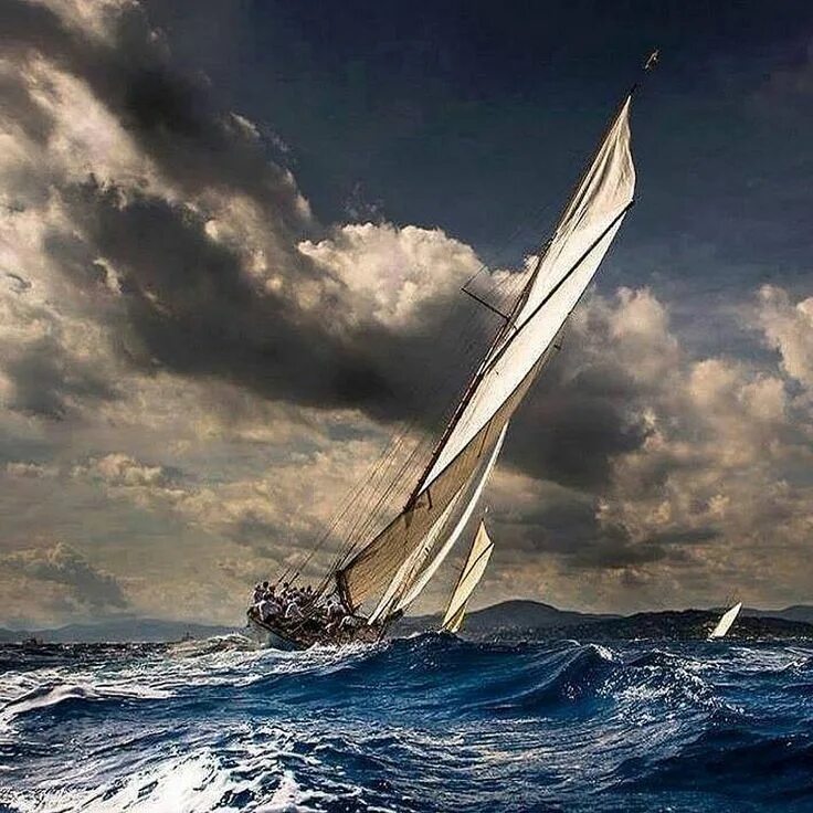 Ветер море паруса. Ветер море паруса. Одинокий парусник. Кораблик в море. Телига 104 яхта парусная.