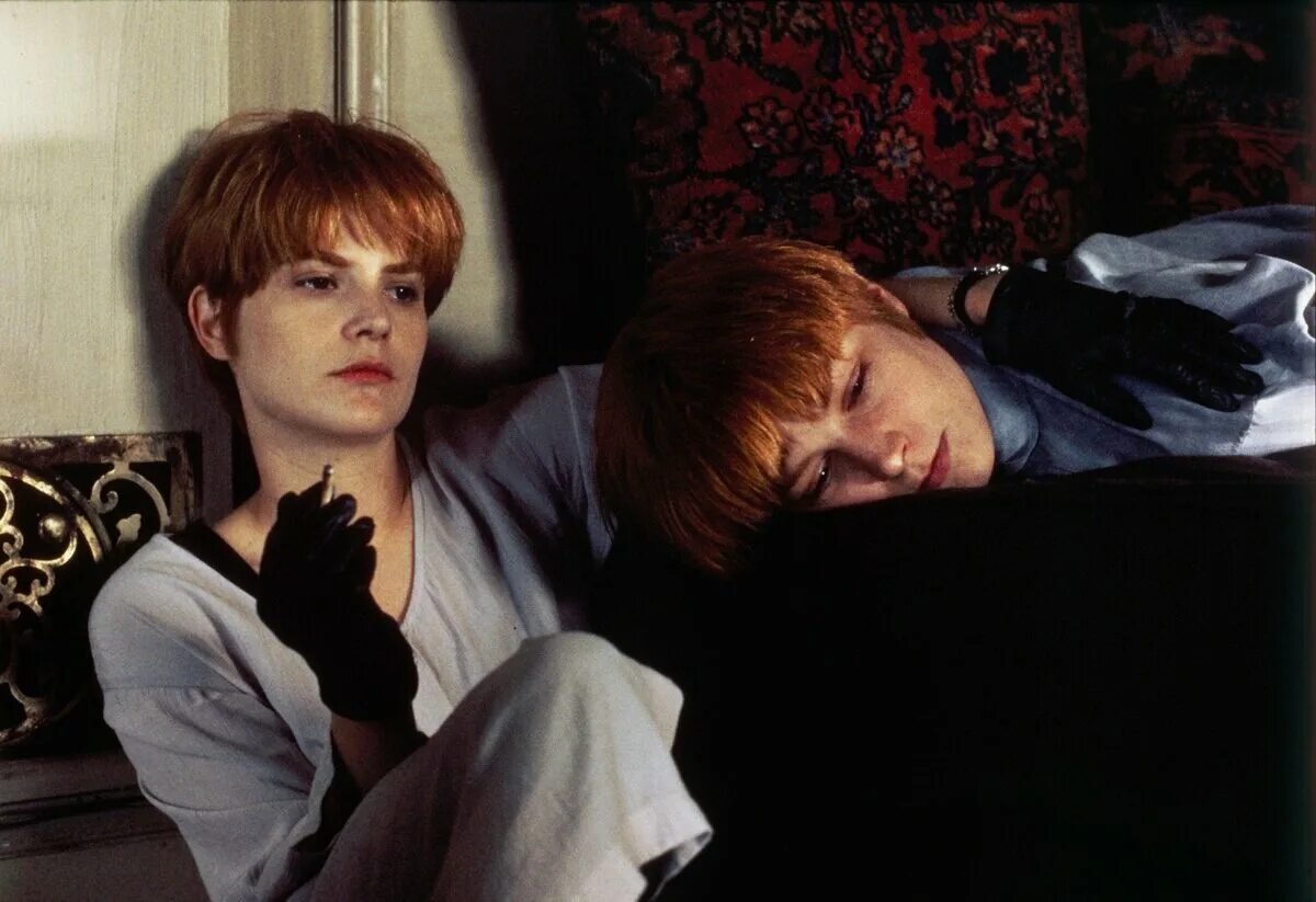 Книга это. Одиночество женщины. Незамужние женщины. Одинокая женщина отзывы. Книги про одиноких женщин.