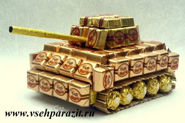 танк из конфет птичье молоко. танк из сигаретных пачек. подарок на 23 февраля танк из конфет. необычные подарки на 23 февраля. танк из носков на 23 февраля мальчикам.