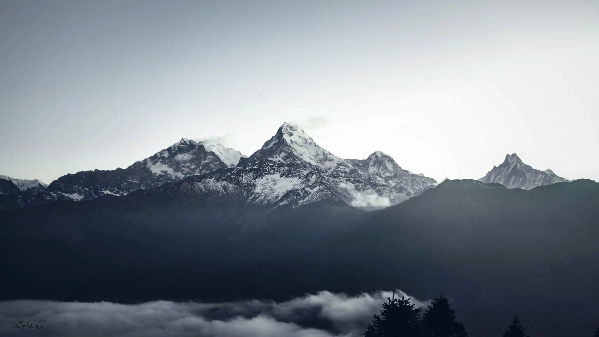 Фотографии размером 1024 2048 пикселей сохранили. Гималаи Аннапурна. Горы Гималаи Эстетика. Фон горы. Темные горы.