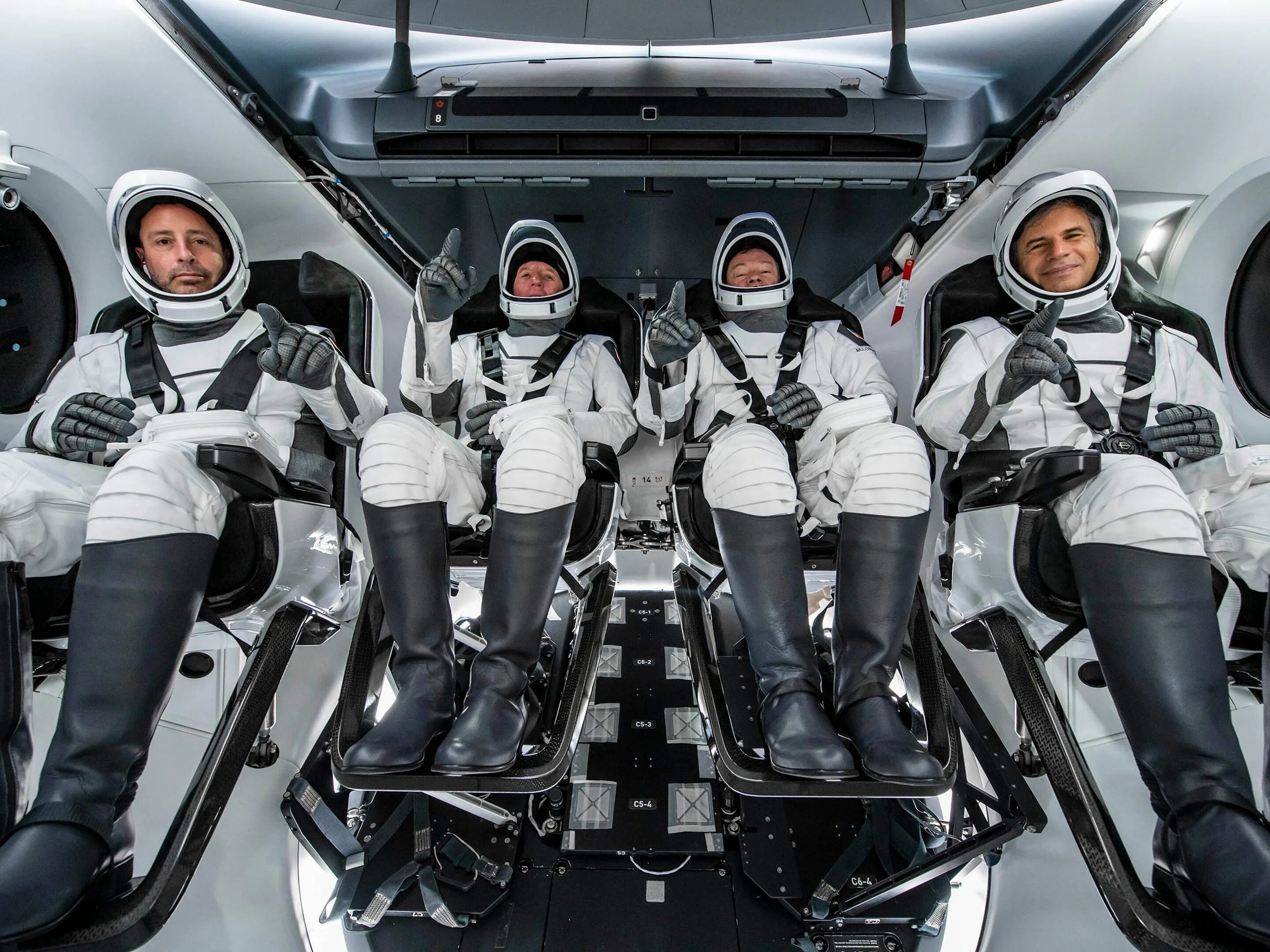 Первая космическая миссия. SPACEX Crew Dragon МКС. SPACEX AX-1. Axiom 1 SPACEX. Корабль SPACEX Crew Dragon.