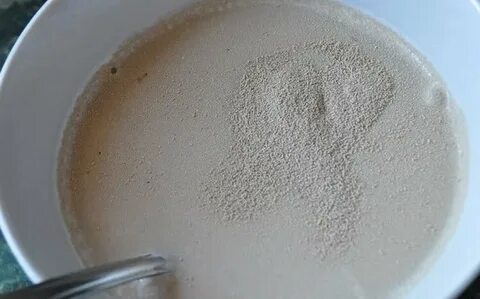 Экспериментатор поместил дрожжи в подслащенной воде