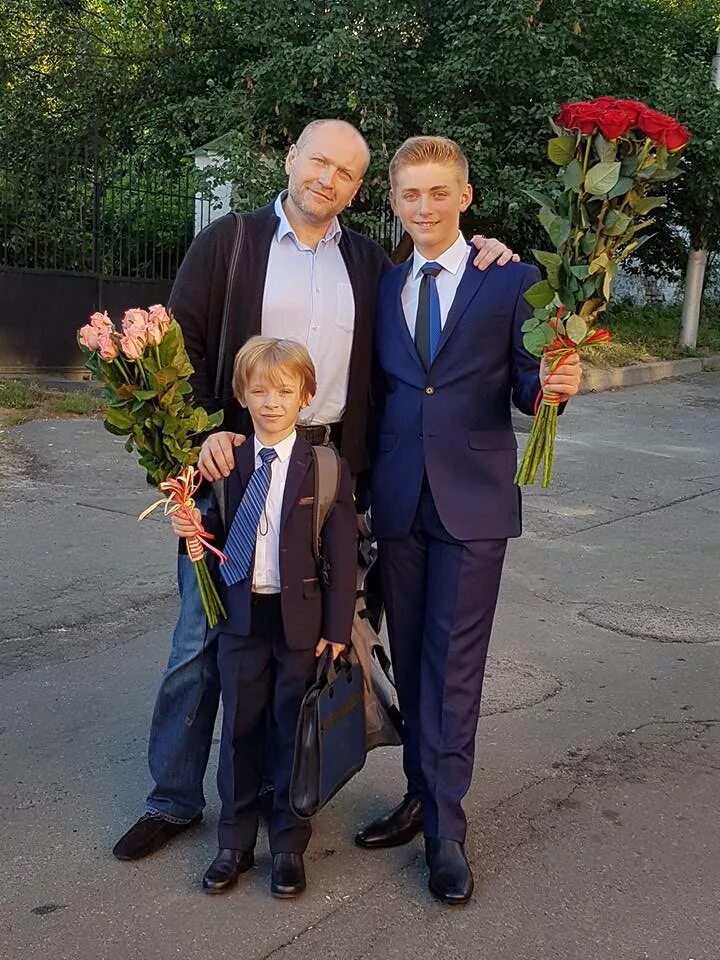 Как одеться папе на 1 сентября. Первоклассники знаменитостей. звезды ведут детей в школу. дети звезд на первое сентября. сыновья звезд 1 сентября.