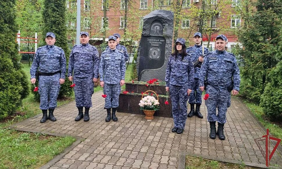 Памятник ликвидаторам в Москве. Ликвидаторы Чернобыльской аварии память. Памятник чернобыльцам в Москве. Памятник ликвидаторам ЧАЭС В Москве.