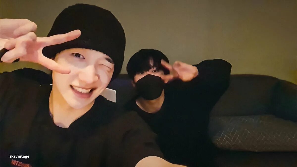 Банг Чан в зеленом свитере. BANGCHAN and Changbin selca. Can't Live without Changbin. ,Ft Чан.