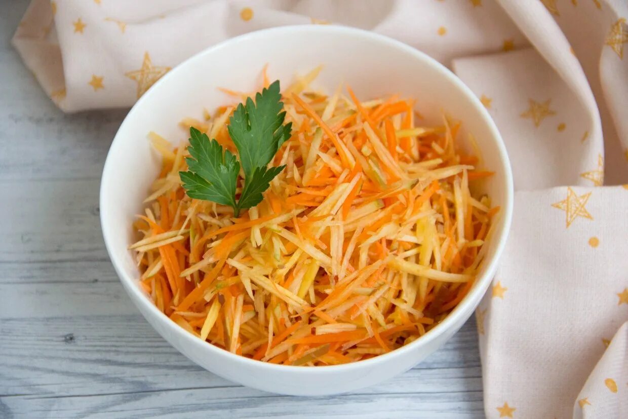 Салат с репой рецепты. Салат с репой и морковью. Морковь и репа. Салат из репы с яблоком и морковью. Салат из репы желтой.