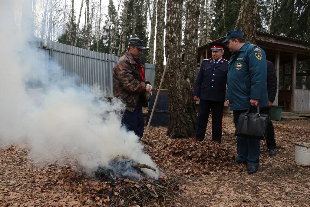 Можно ли жечь ветки на своем участке. Пожарный жгут. Полигон Лесная.