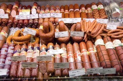 Ассортимент колбасы в магазине