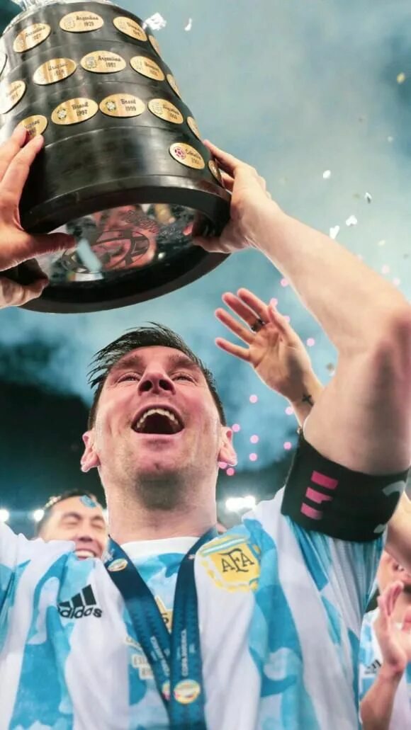 Месси в америке. Месси с кубком. лео месси 2025 fifa cup.