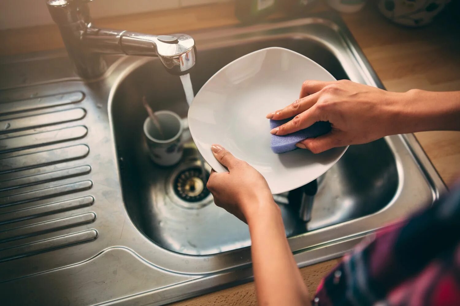 Are you doing dishes. Мытье посуды. Мойка посуды. Посуда в раковине. Мытье тарелки.