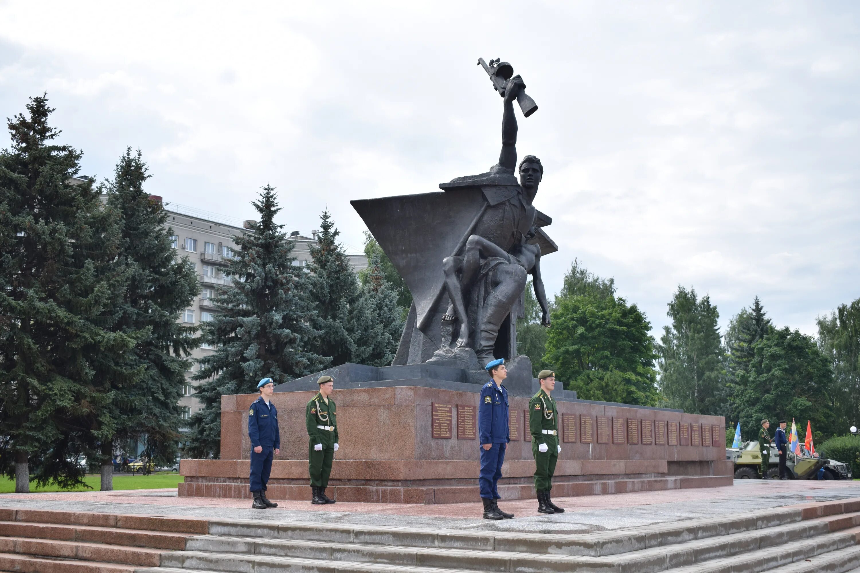 Памятник 17 героям старый оскол. Памятник труженикам тыла златоуст. памятник героям фронта и тыла златоуст. памятник труженикам тыла кострома.