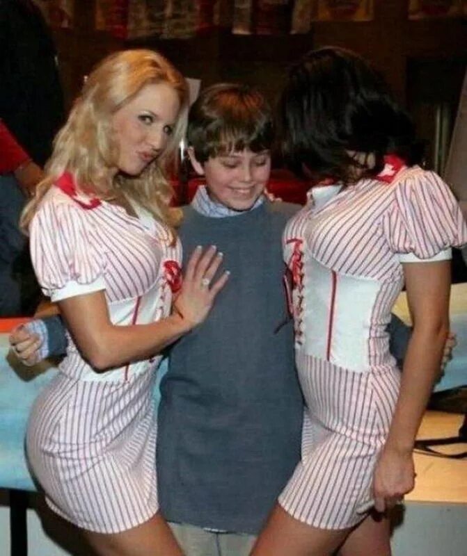 Ребенок трогает маму. Позы для кормления грудного ребенка. Девочек подростков тискают. Ребенок трогает маму. Ребенок трогает маму.