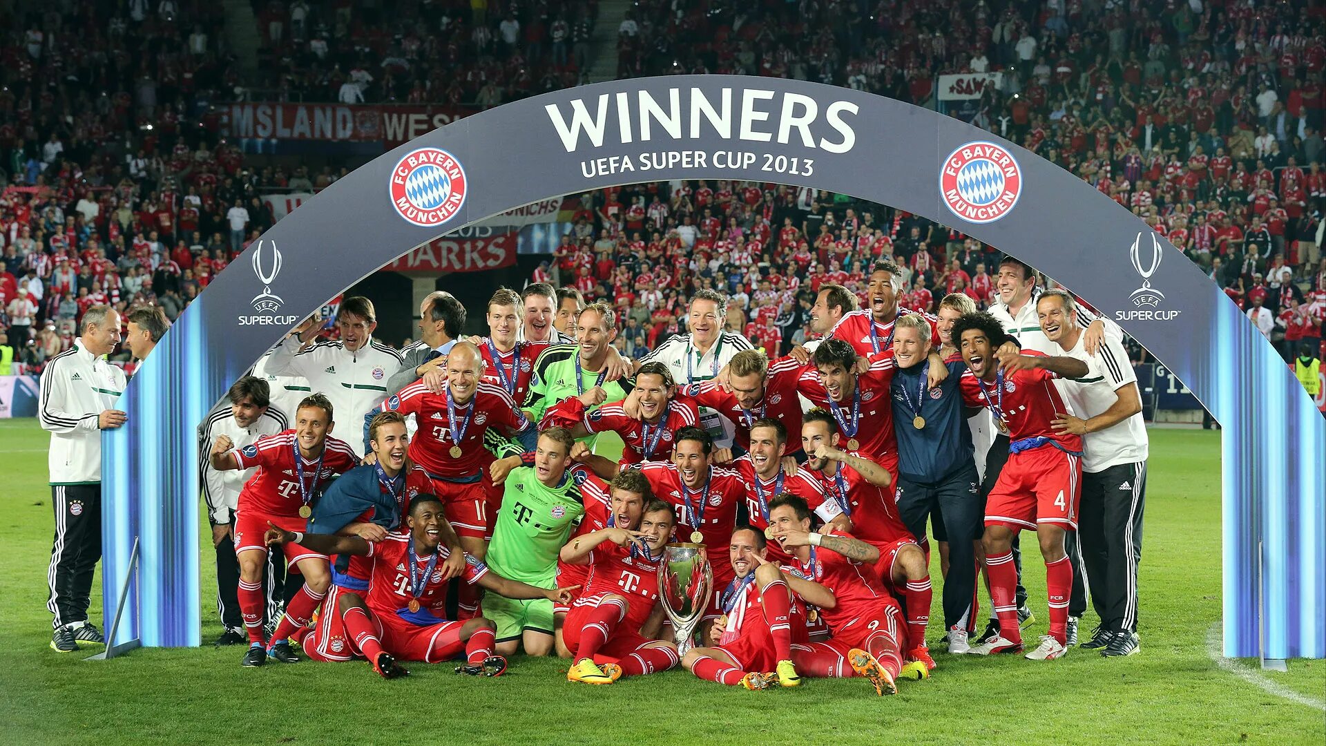 Где уефа. Бавария Суперкубок 2013. Бавария Суперкубок Севилья 2013. Бавария победитель Лиги чемпионов 2013.