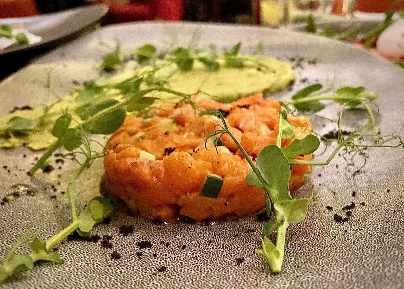 тартар с лососем и авокадо. тартар из лосося что это. тартар с лососем. тартар с семгой и авокадо. тар тар с лососем и авокадо.