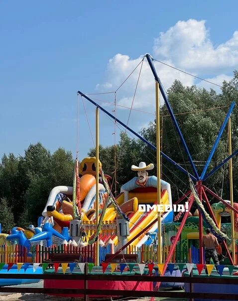 Самый большой каток в югре. Югорский парк сургут. Югра парк сургут каток. Югра парк сургут. Ледовый корт сургут.