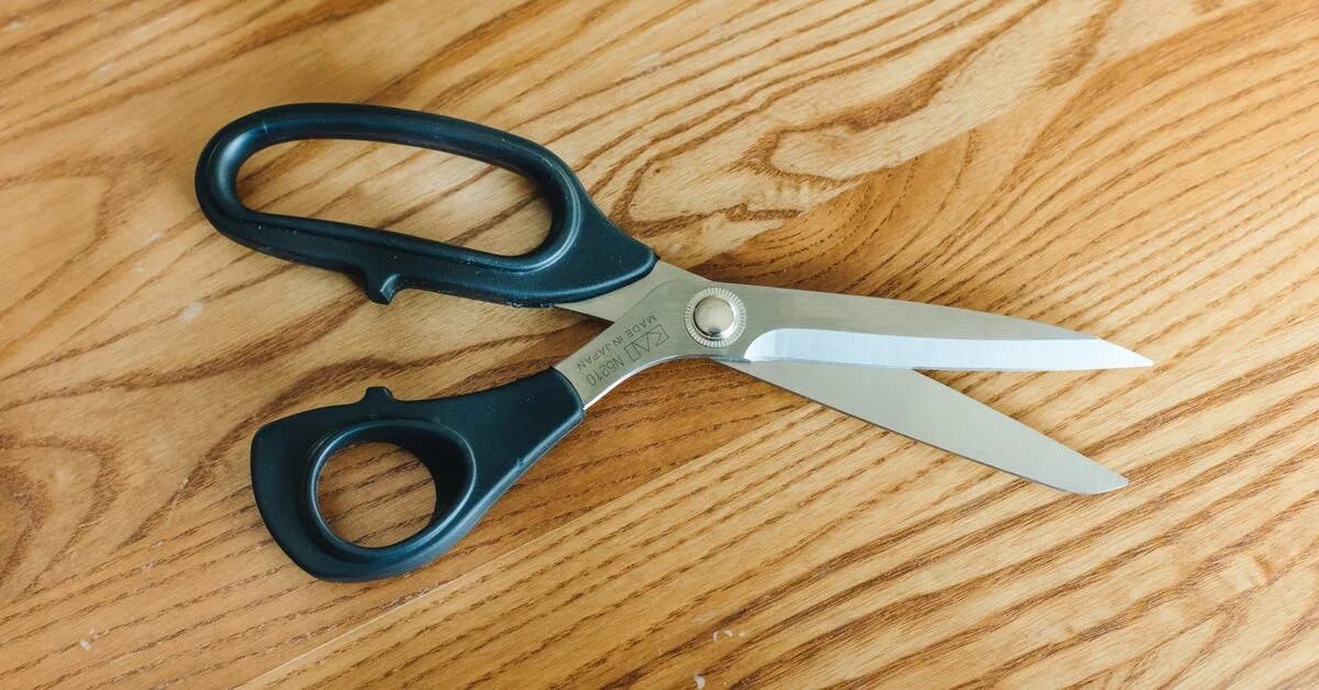 The scissors on the kitchen table