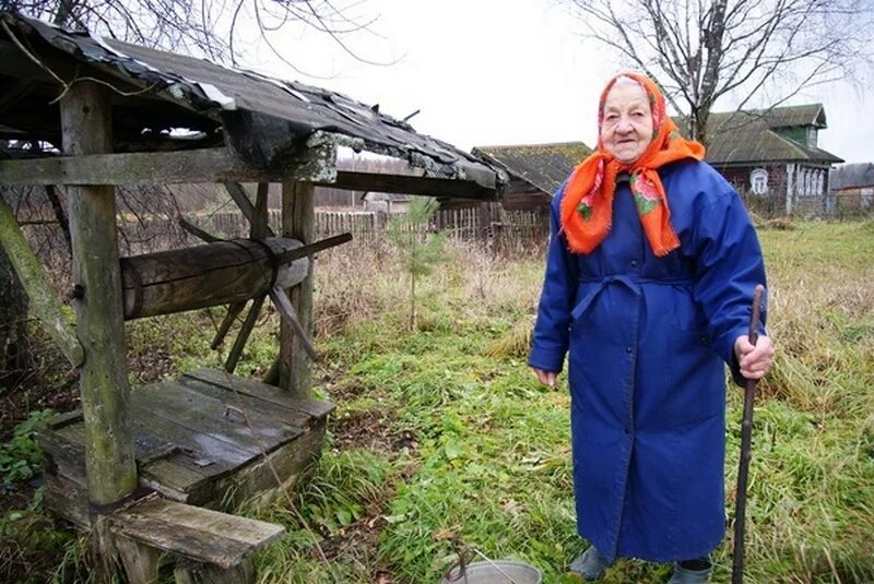 Деревенские жители. Бабка в деревне. Деревенская бабушка. Старуха в деревне. Толстую бабушку мальчик