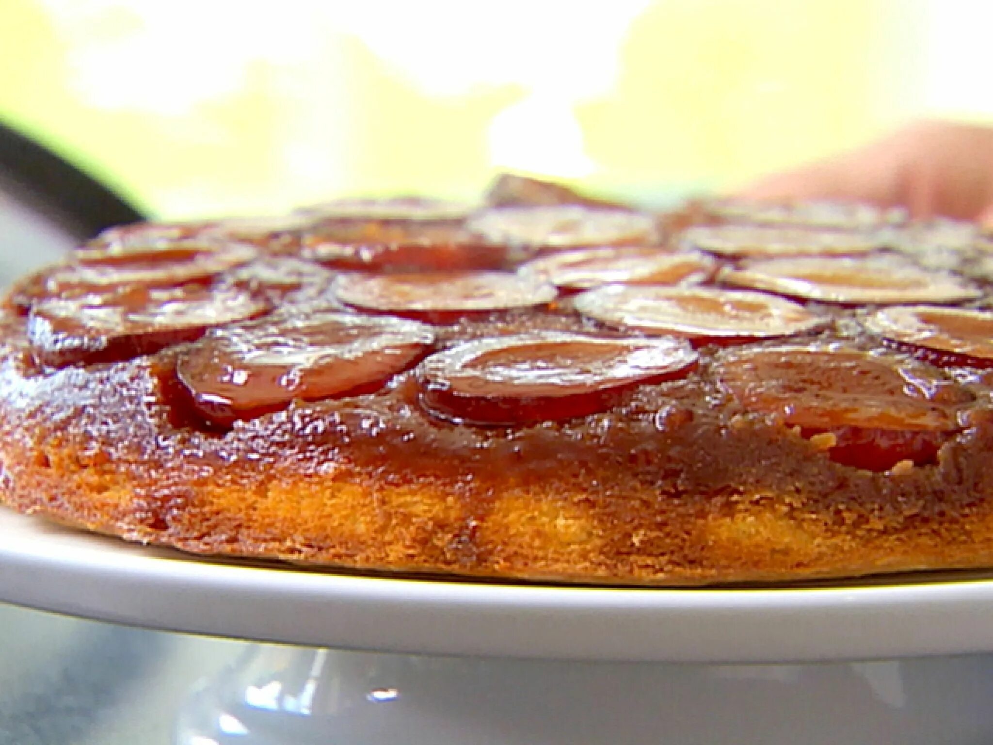 Яблочный пирог перевертыш. Пирог перевертыш рецепт с фото. Французский пирог тарт татен. Пирог перевертыш рецепт с фото. Сливовый пирог перевертыш.