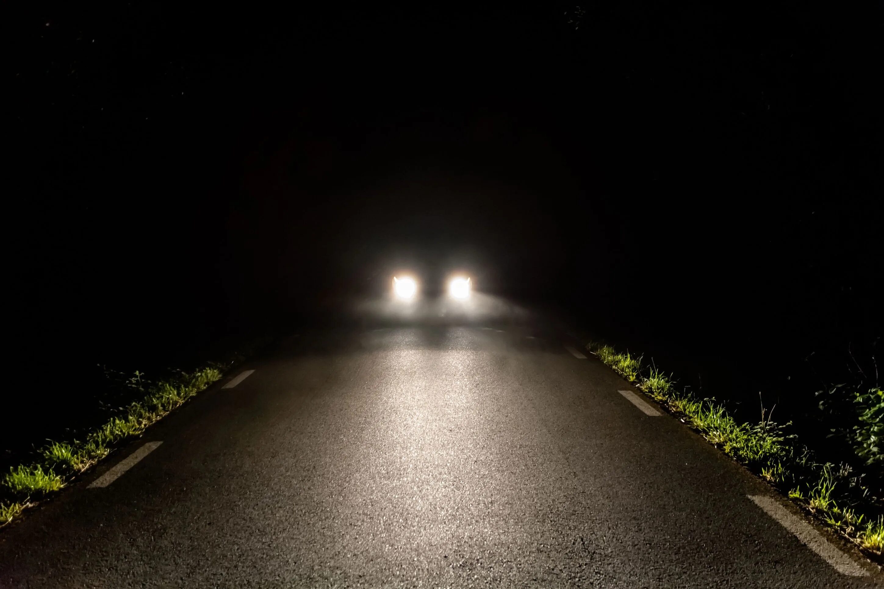 Свет фар после. Свет фар на дороге. Фары светят в темноте. Свет фар авто. Фары машины в темноте.
