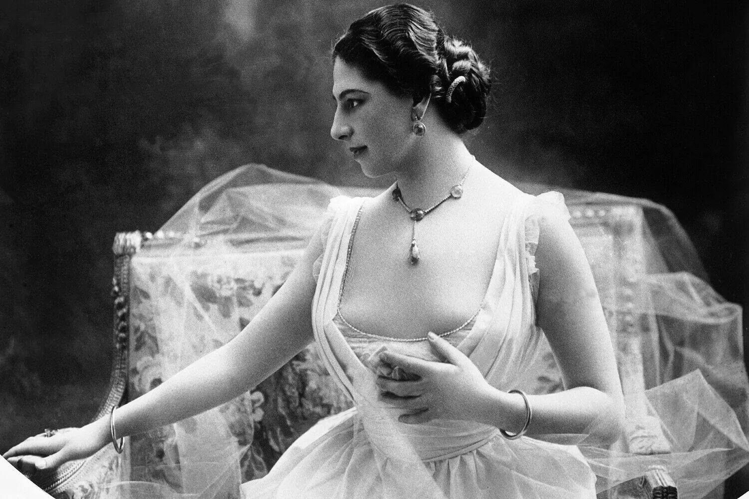 Мата хари расстрел фото. Карикатура фото. Женщина со скалкой. Ветер в харю картинки. Пить в одну харю.