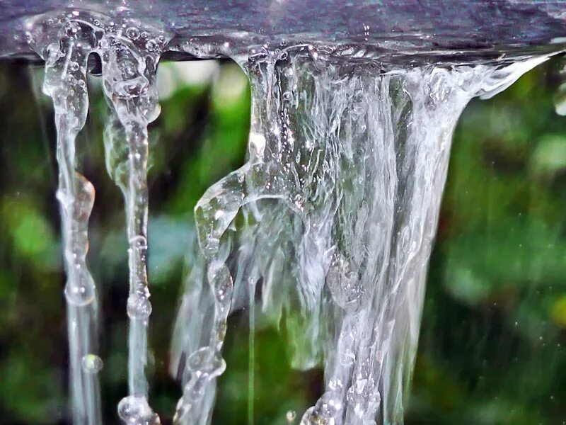 Чтоб стекала вода. Вода стекает. Струйка воды. Стекающая струя вода. Струи дождя.