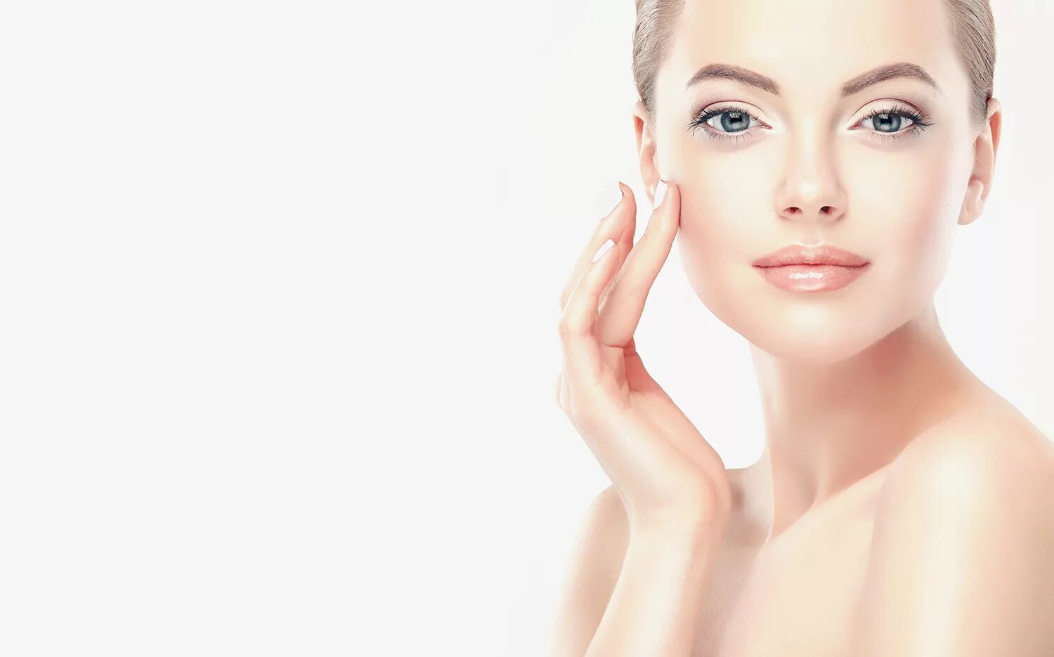 девушка наносит крем. джиджи хадид глаза. идеальное лицо на зеленом фоне. гель идеальное лицо. женское лицо.