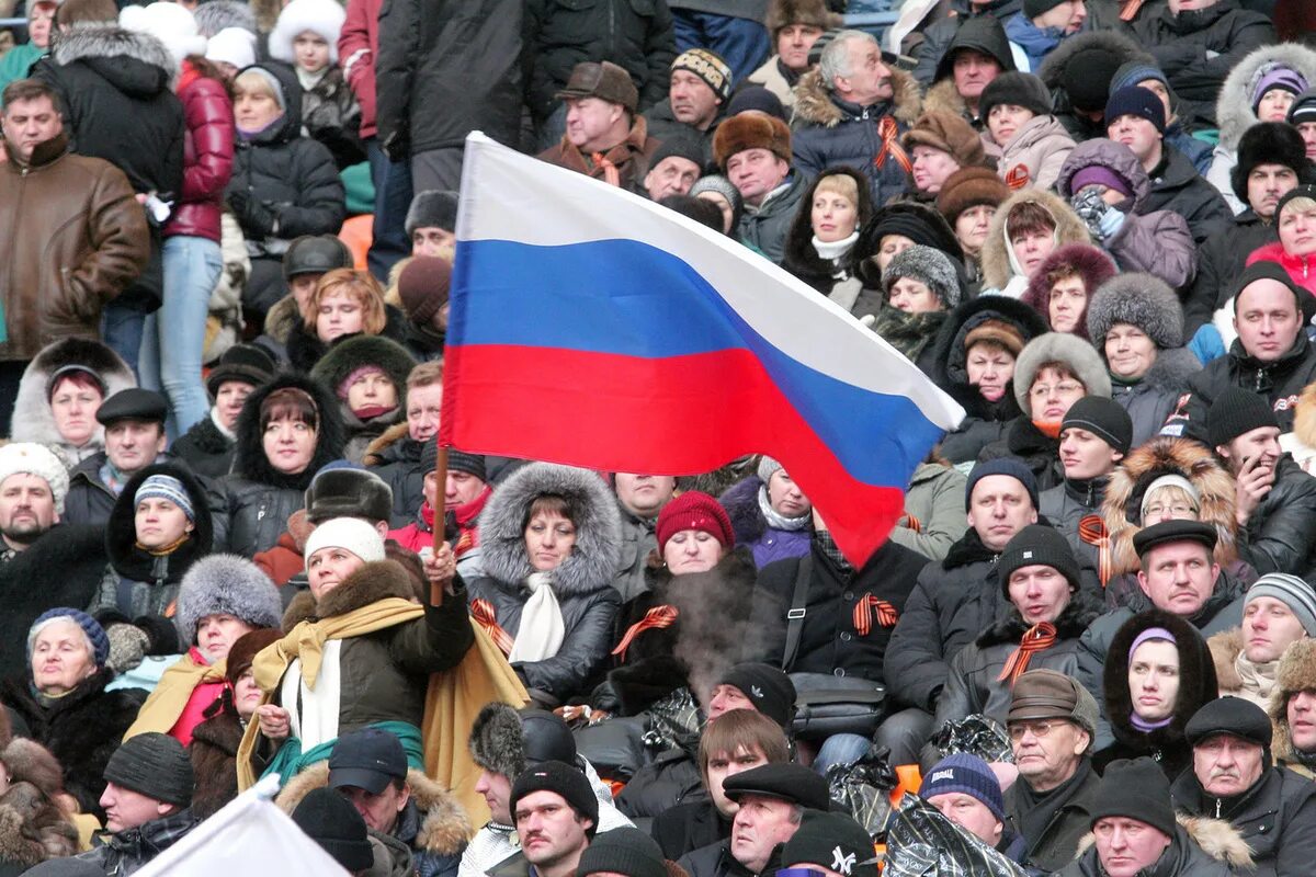 Люди хлопают в ладоши. Поднятая рука. 100 тысяч человек. Человек толпы. Человек толпы.