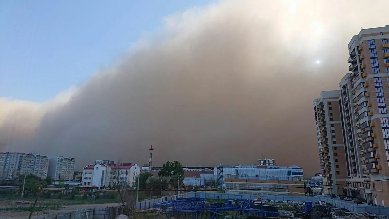Пыльный город где то. Пыльная буря в Астрахани. Песчаная буря в Астрахани. Пыльная буря Астрахань 19 мая 2021. Песчаная буря в Астрахани 2021.