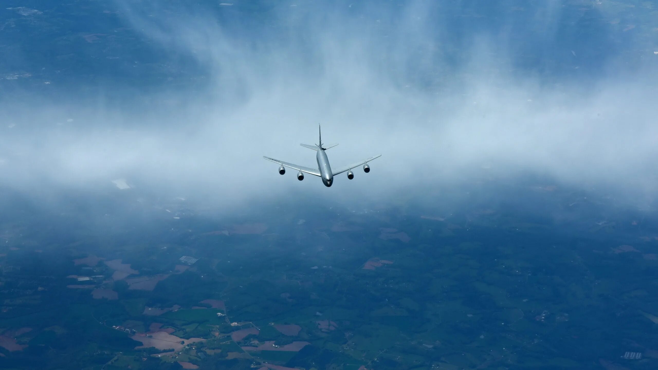 Полет самолета слушать. Boeing Kc-135 Stratotanker. Самолет в небе. Обои самолет. Заставка самолет.