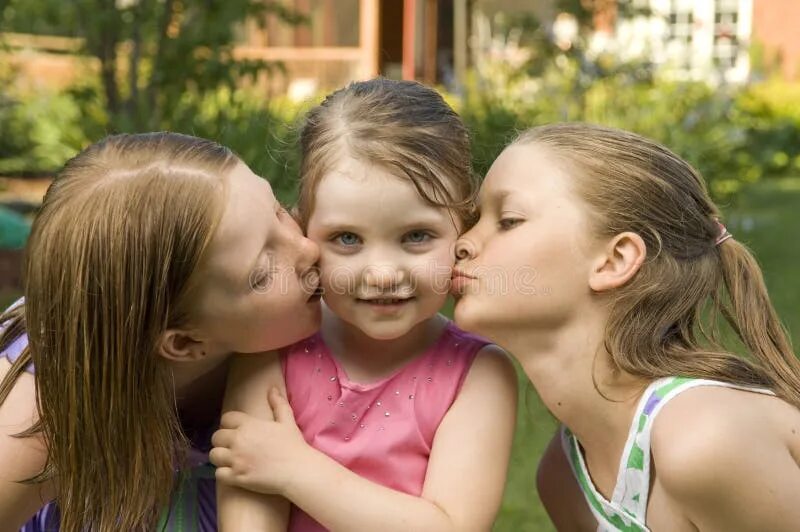 Lil lesbians. Малыши лесбияночки. Маленькие лесбияночки в детском саду. Кисс Литтл герлз. Дети лизбиянки в саду девочки.