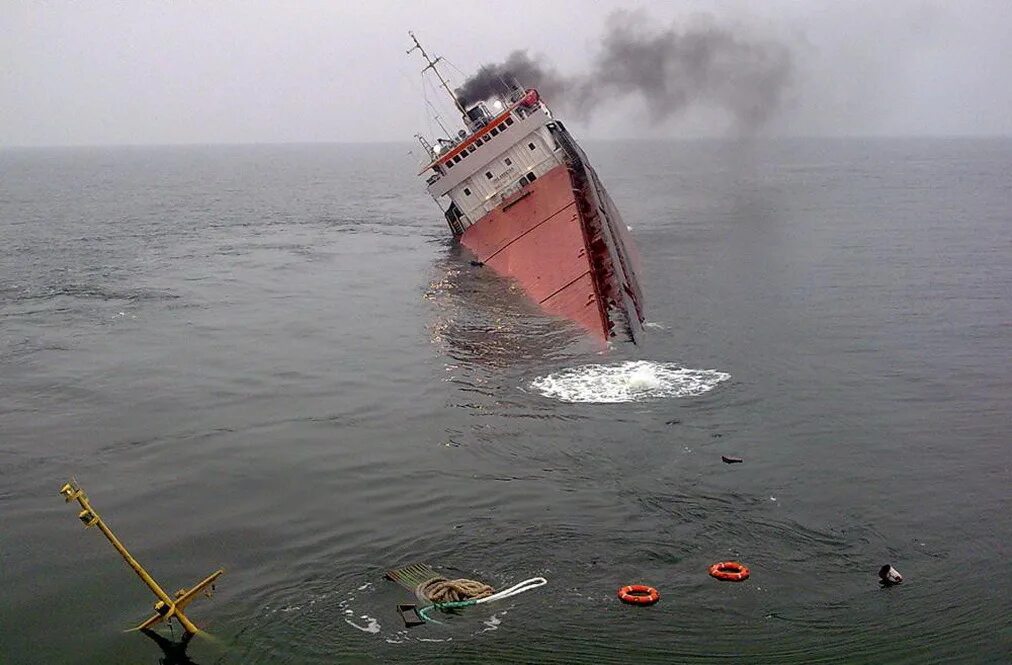 Почему утонула лодка. Затонувший корабль Волго Балт. Затонул сухогруз в черном море. Сухогруз "Капитан Сосенков".