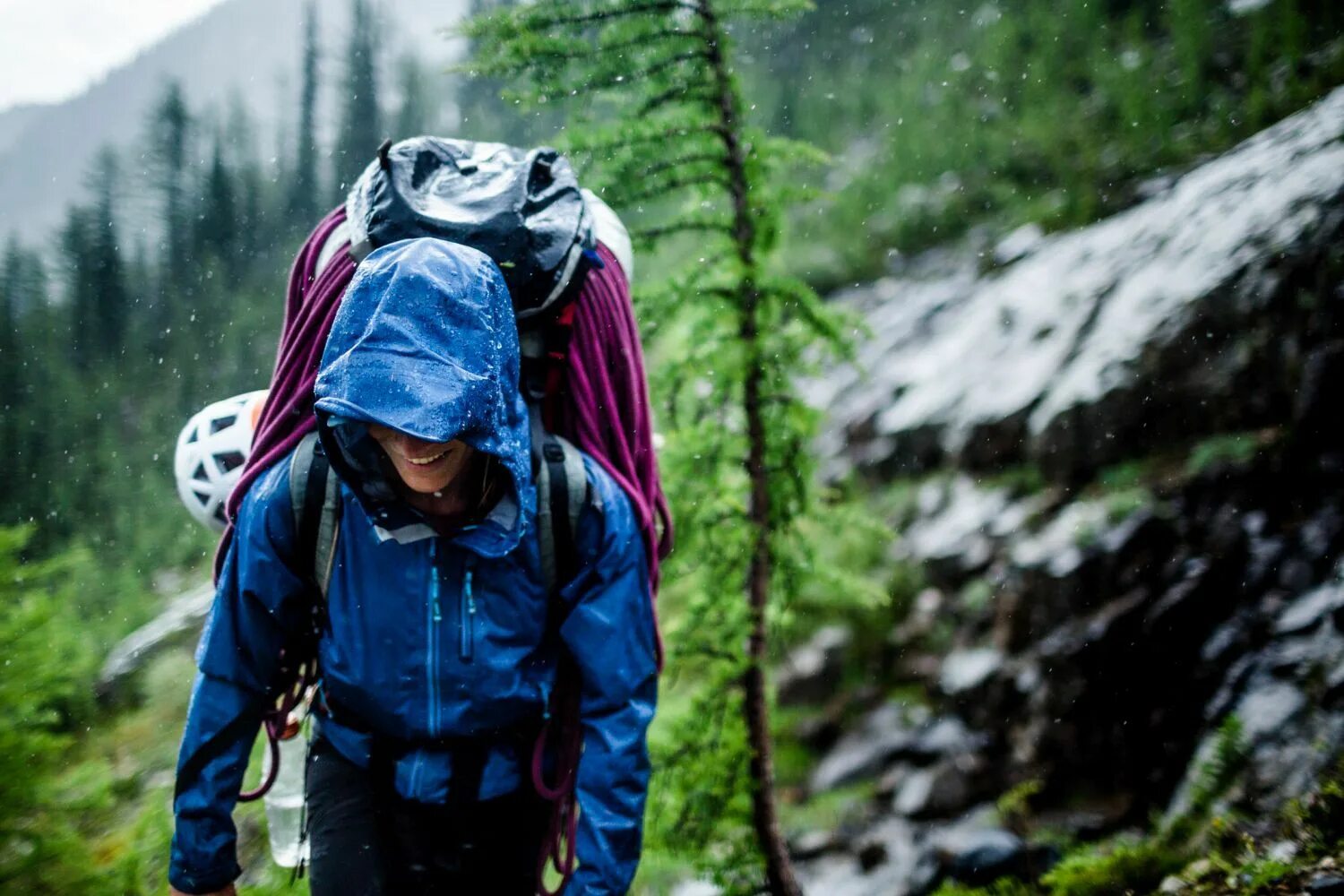 Rain travel. Одежда для туризма. Поход. Одежда для пешего туризма. Туризм дождь.