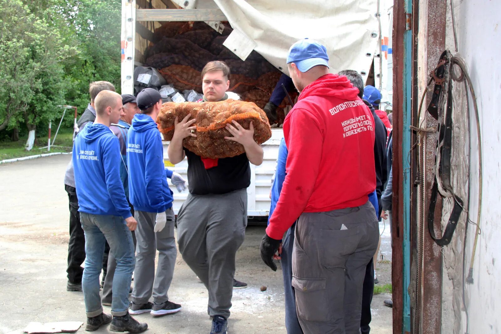 Работа волонтером на донбассе. Волонтёрство на Донбассе. Волонтеры помогающие Донбассу. Волонтеры на Донбассе. Волонтеры на Донбассе гуманитарная помощь.