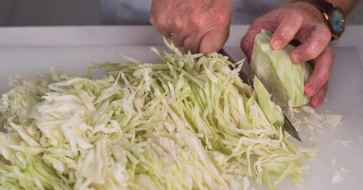Когда рубить капусту на зиму. Нож для нарезки капусты соломкой. шинковать капусту. нарезка капусты для квашения. нашинкованная капуста.