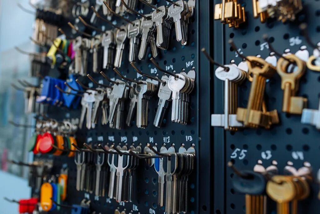 мастерская ключей вывеска. изготовление ключей реклама. изготовление ключей заточка инструмента. реклама по изготовлению ключей. мастерская по ремонту обуви и изготовлению ключей.