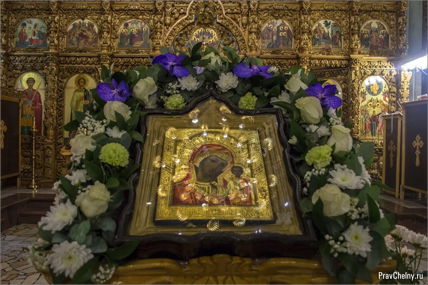 Храмовая флористика Казанская икона. Казанская икона Божией матери на аналое. Храмовая флористика Богородичные праздники. Храмовая флористика Сретенский монастырь