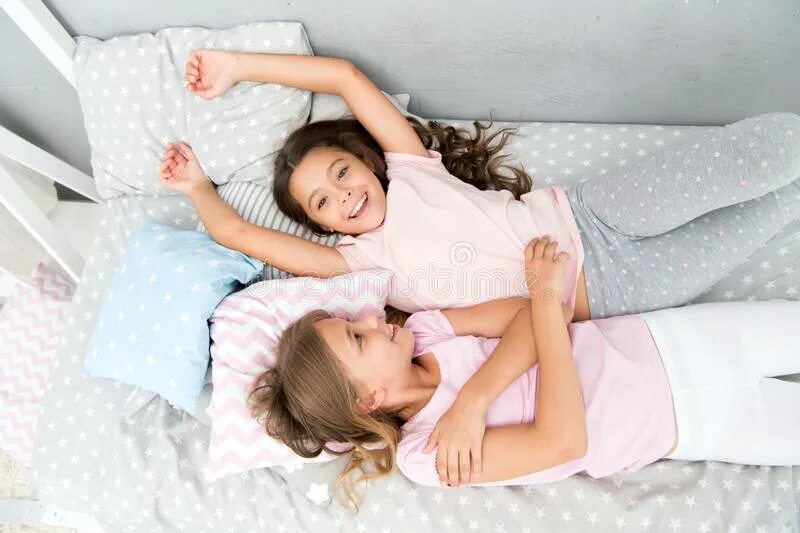 Т сестру друга. Sleepover areg5. Сестренки играют на диване. Тёплая пижама для девушек. В постели с тобой.